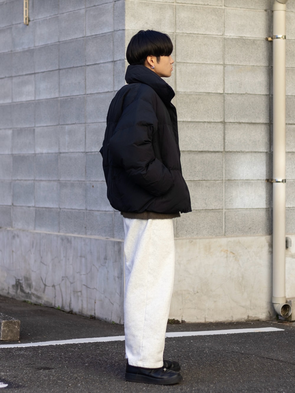 「今日のコスメと服、お出かけコーデ、スウェットパンツ、スウェット、プチプラ、きれいめカジュアル、ワイドパンツ、ストリート、ダウンジャケット、冬コーデ、ニット、休日スタイル、デートコーデ、シンプルコーデ、マイベストコーデ2023」｜「GUのアイテム（スウェットパンツ、ホワイト系）」を使った、ともきさん（メンズ・168cm）の冬コーディネートの3枚目の写真