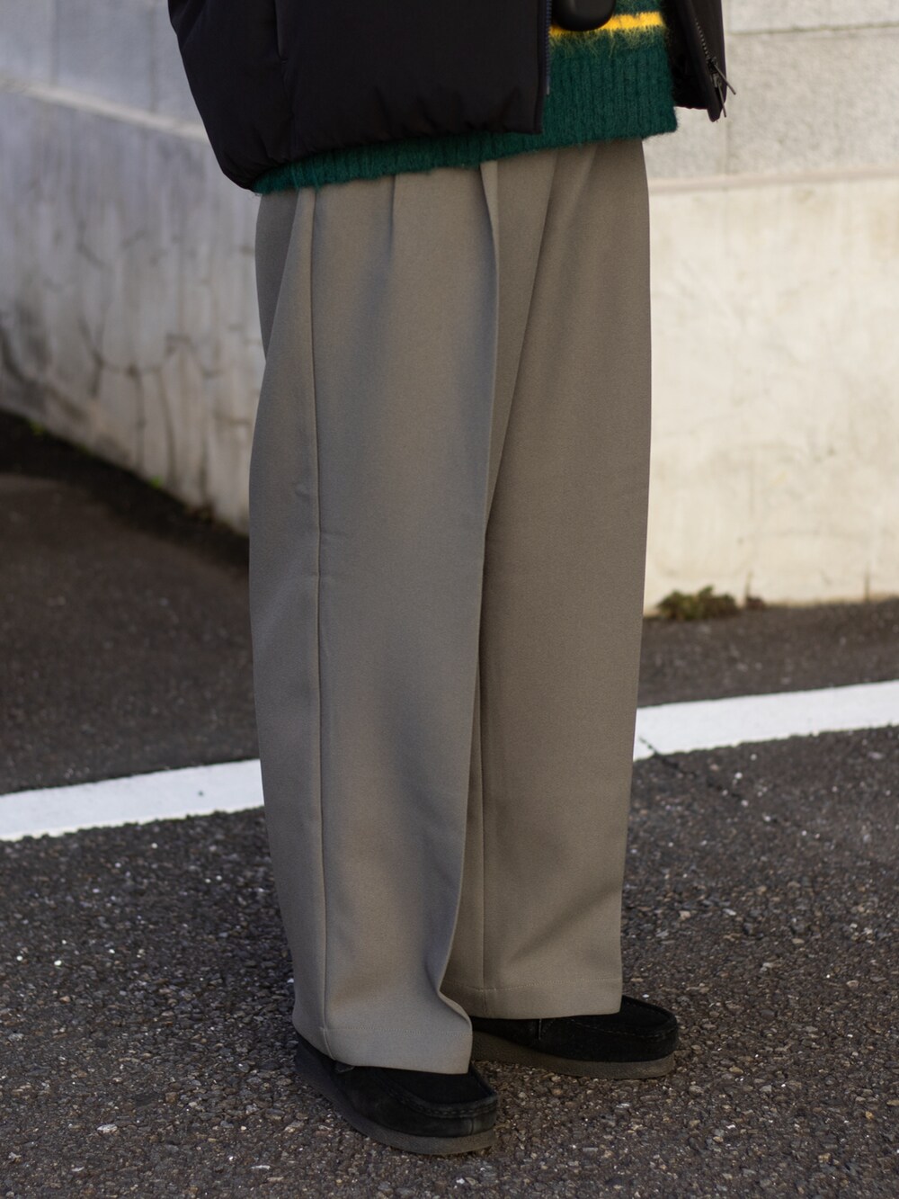 「マイベストコーデ2023、新星WEARISTAにエントリー、WEARyouthコーデ、クリスマスに着たい服、ニット、お出かけコーデ、スラックス、プチプラ、きれいめカジュアル、ワイドパンツ、タートルネック、レザー、ストリート、ダウンジャケット、レイヤードスタイル」｜「ClarksのWallabeeEVO WP / ワラビーエヴォウォータープルーフ (ブラックスエード)（モカシン/デッキシューズ、ブラック系）」を使った、ともきさん（メンズ・168cm）の冬コーディネートの5枚目の写真