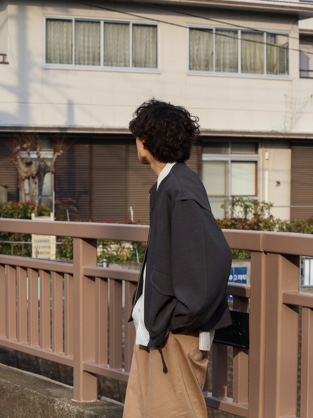 「春服デビュー宣言、春服みてみて、ミリタリー、ワラビー、シャツスタイル、休日スタイル、きれいめカジュアル、ビッグシルエット、ストライプ、春アウター、ブルゾン、レイヤードスタイル、シンプルコーデ、大人カジュアル、カジュアル」｜「LIDNMのDETACHABLE FLIGHT BLOUSON（ブルゾン、グレー系）」を使った、ともきさん（メンズ・168cm）の春コーディネートの5枚目の写真