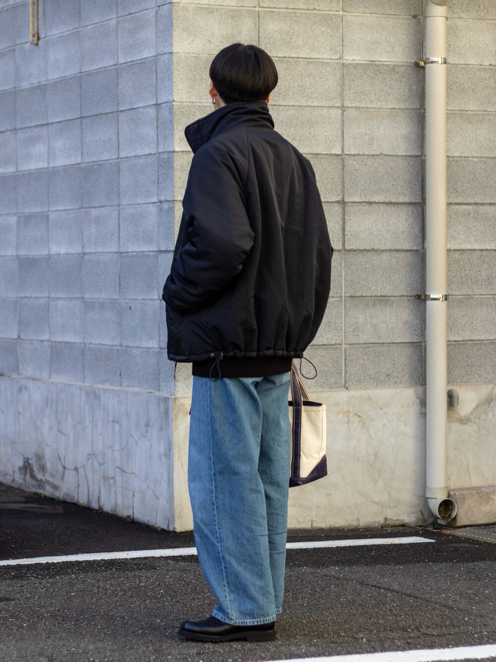 「新星WEARISTAにエントリー、WEARyouthコーデ、タートルネック、ローファー、ワイドパンツ、きれいめカジュアル、プチプラ、デニム、お出かけコーデ、マイベストコーデ2023、クリスマスに着たい服、クリスマスコーデ、休日スタイル、冬アウター、冬コーデ」|「L.L.Beanのボート・アンド・トート・バッグ、オープン・トップ スモール(トートバッグ、ブルー系)」を使った、ともきさん(メンズ・168cm)の冬コーディネートの4枚目の写真