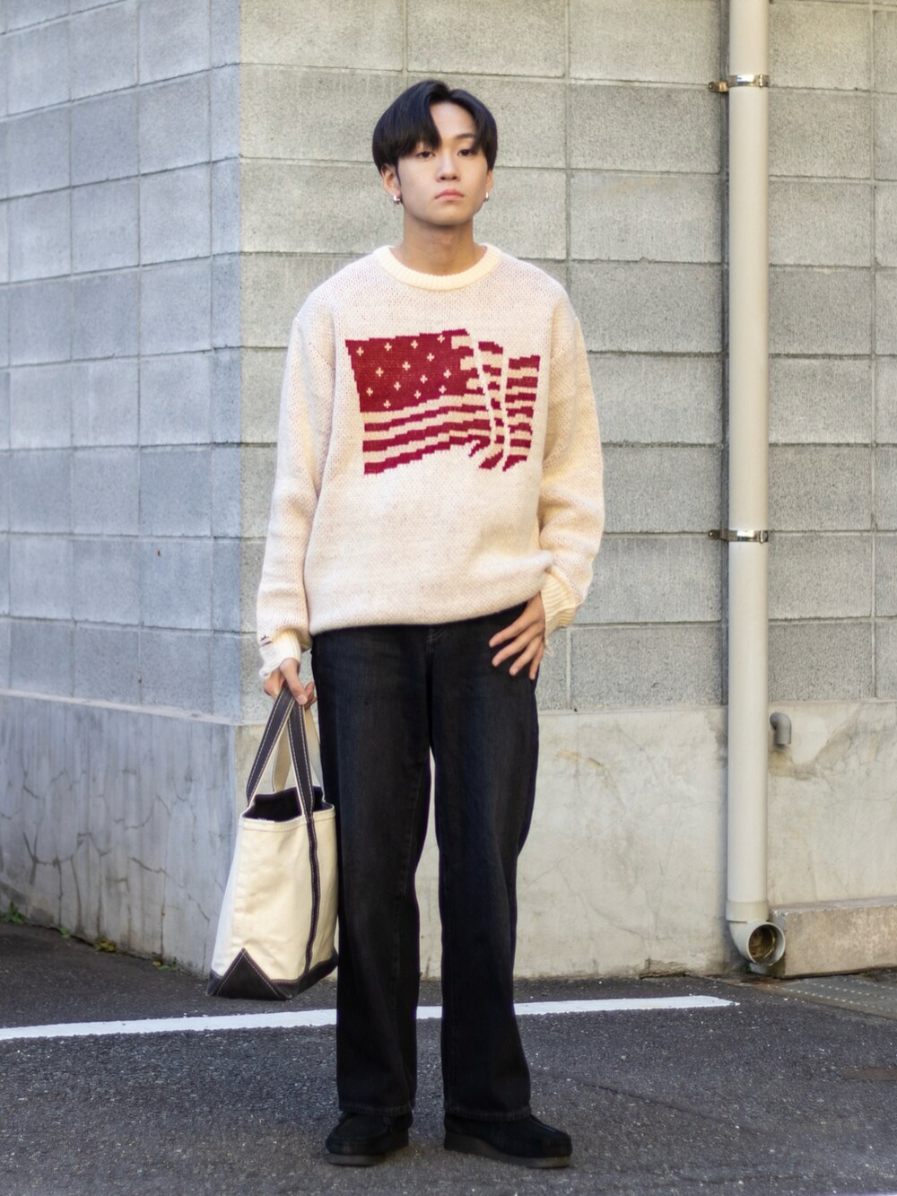 「ファッションを楽しもう、WEARyouthコーデ、きれいめカジュアル、冬コーデ、ニット、デニム、トートバッグ、ダウンベスト、ストリート、韓国ファッション、冬アウター、休日スタイル、マイベストコーデ2023、クリスマスに着たい服、クリスマスコーデ」｜「UNIQLOのアイテム（デニムパンツ、ブラック系）」を使った、ともきさん（メンズ・168cm）の秋コーディネートの3枚目の写真