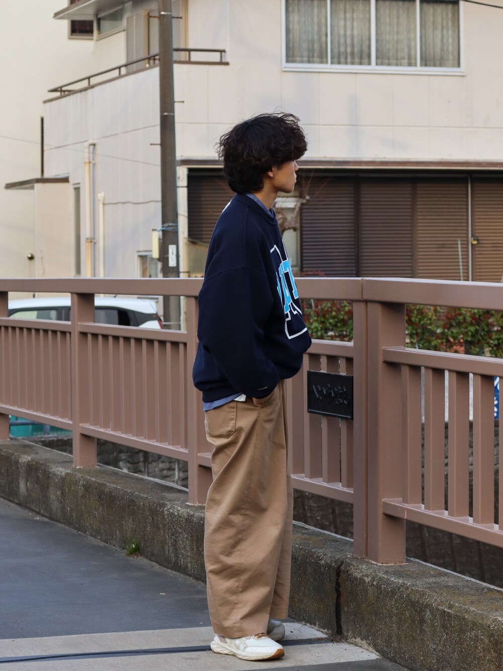 「春服デビュー宣言、ロゴスウェット、春服みてみて、チノパン、レイヤードスタイル、ビッグシルエット、ストリート、ワイドパンツ、スウェット、スニーカー、厚底シューズ、きれいめカジュアル、ストリートMIX、トラッド、アメカジ」｜「WYM LIDNMのHARD GABA LOOSE FIT TROUSERS（その他パンツ、ベージュ系）」を使った、ともきさん（メンズ・168cm）の春コーディネートの4枚目の写真