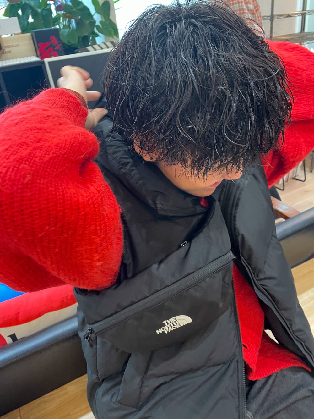 「オトナカジュアル、おしゃれさんと繋がりたい、ゆるコーデ、秋コーデ、冬コーデ、ビッグシルエット、メンズファッション、低身長、休日コーデ、カーディガン、LIDnM、赤ニット、きれいめカジュアル、ジーユー」｜「HAREのモヘヤマルチデザインカーディガン(HARE)（カーディガン/ボレロ、レッド系）」を使った、ともきさん（メンズ・168cm）の秋コーディネートの3枚目の写真