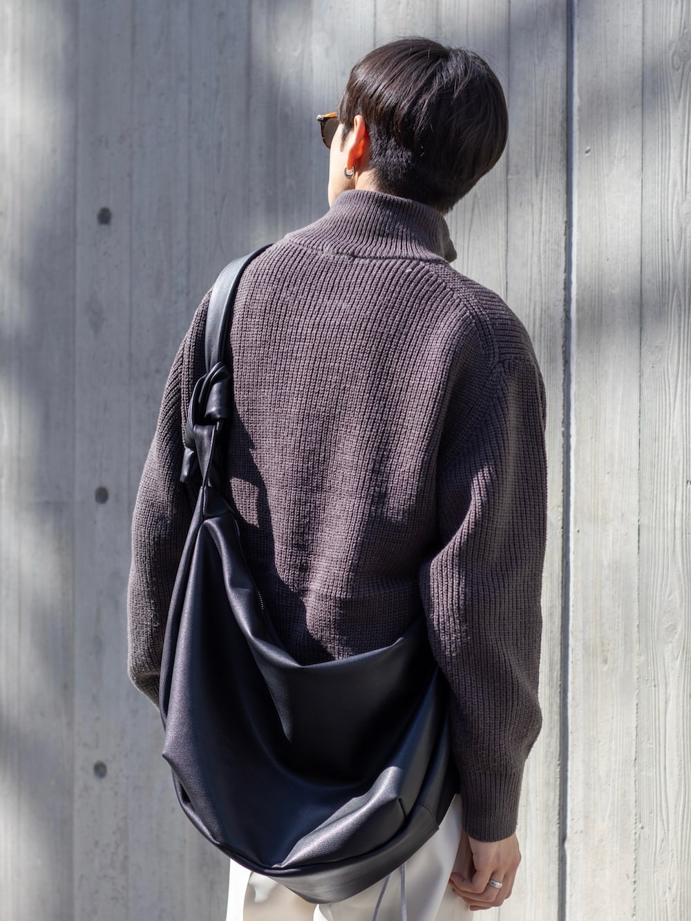 「今日のコスメと服、きれいめカジュアル、モノトーン、ショルダーバッグ、春アウター、ニット、メガネ男子、デートコーデ、春コーデ、ローファー、プチプラ、春服みてみて、スラックス、レイヤードスタイル、お出かけコーデ」|「WYM LIDNMのHIGH TWISTED GABA WIDE TUCK SLACKS(スラックス、ホワイト系)」を使った、ともきさん(メンズ・168cm)の春コーディネートの5枚目の写真