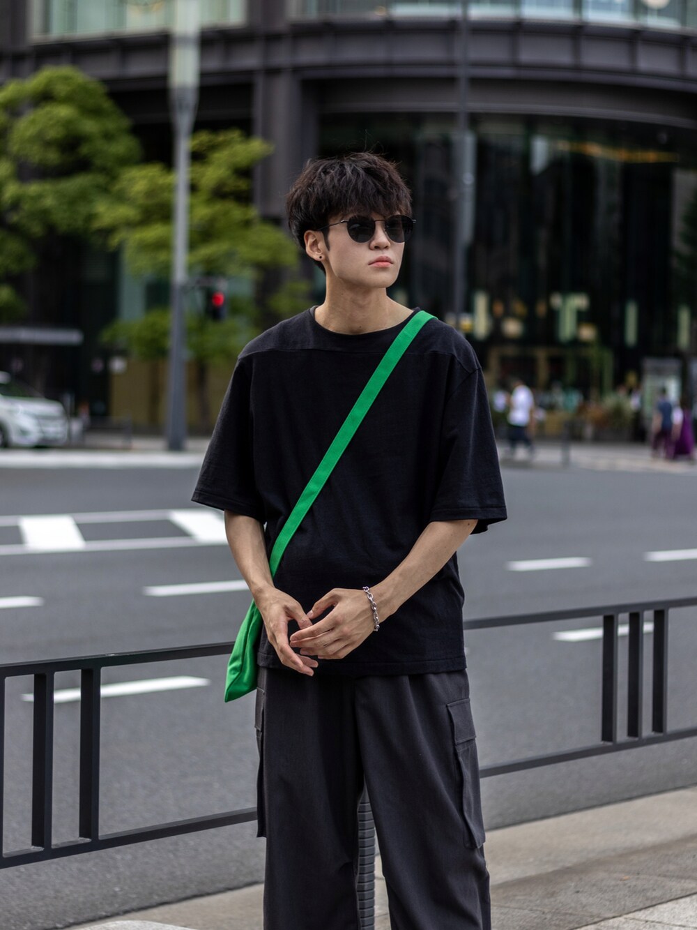 グレー系のカーゴパンツ、グリーン系のショルダーバッグ、ブラック系のサンダルを着用したメンズの夏コーディネートの5枚目の写真