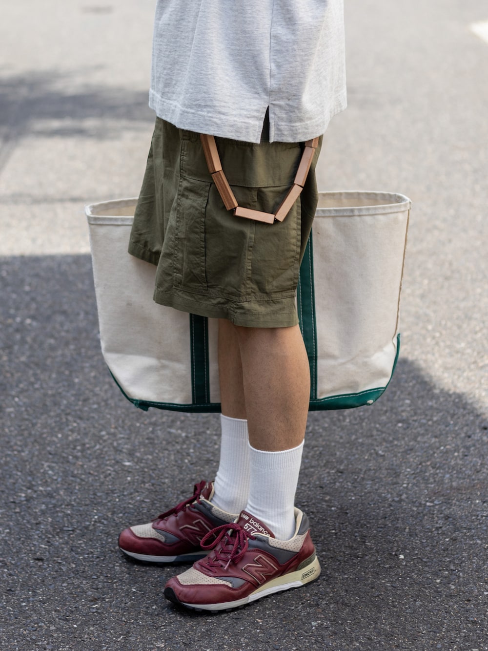 「休日スタイル、メガネ男子、ハーフパンツ、ハーフジップ、カラー×コーデ、アツいコーデ全部見せ、ストリート、カーゴパンツ、スニーカー、トートバッグ、厚底シューズ、秋服準備はじめました、キャップ、プチプラ、きれいめカジュアル」｜「L.L.Beanのボート・アンド・トート・バッグ、オープン・トップ ラージ（トートバッグ、グリーン系）」を使った、ともきさん（メンズ・168cm）の夏コーディネートの3枚目の写真