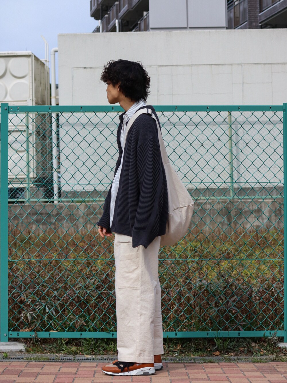 グレー系のシャツ/ブラウス、ホワイト系のカーゴパンツ、ブラウン系のスニーカーを着用したメンズの春コーディネートの3枚目の写真