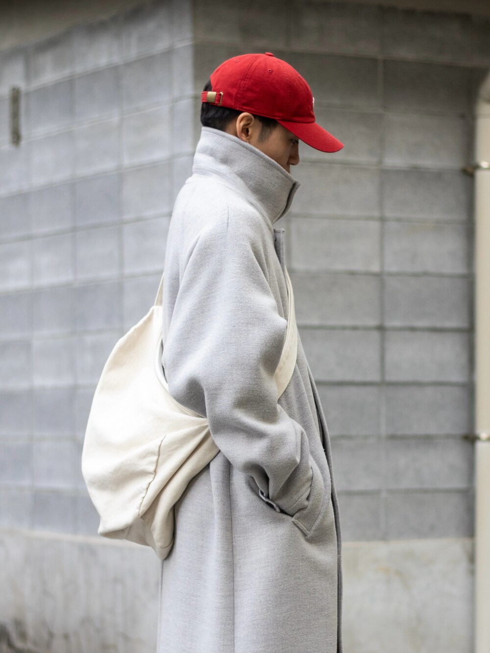 グレー系のその他アウター、ホワイト系のカーゴパンツ、ホワイト系のスニーカーを着用したメンズの冬コーディネートの4枚目の写真