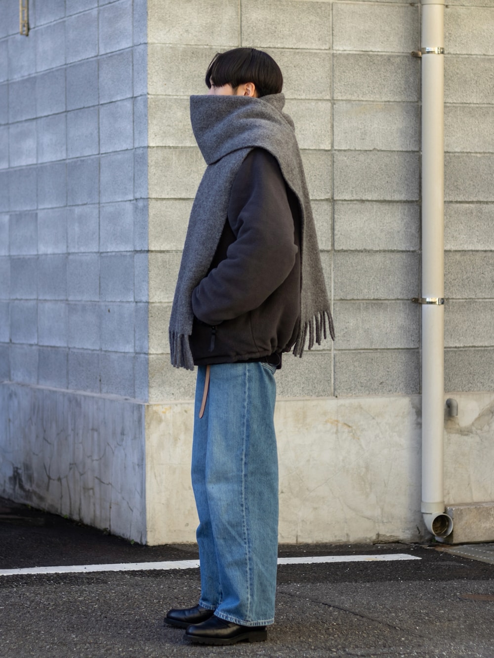 「新星WEARISTAにエントリー、WEARyouthコーデ、マイベストコーデ2023、今日のコスメと服、デニム、マフラー、お出かけコーデ、プチプラ、きれいめカジュアル、ワイドパンツ、ストリート、冬コーデ、冬アウター、レイヤードスタイル、ローファー」｜「UNIQLOのアイテム（デニムパンツ、ブルー系）」を使った、ともきさん（メンズ・168cm）の冬コーディネートの5枚目の写真