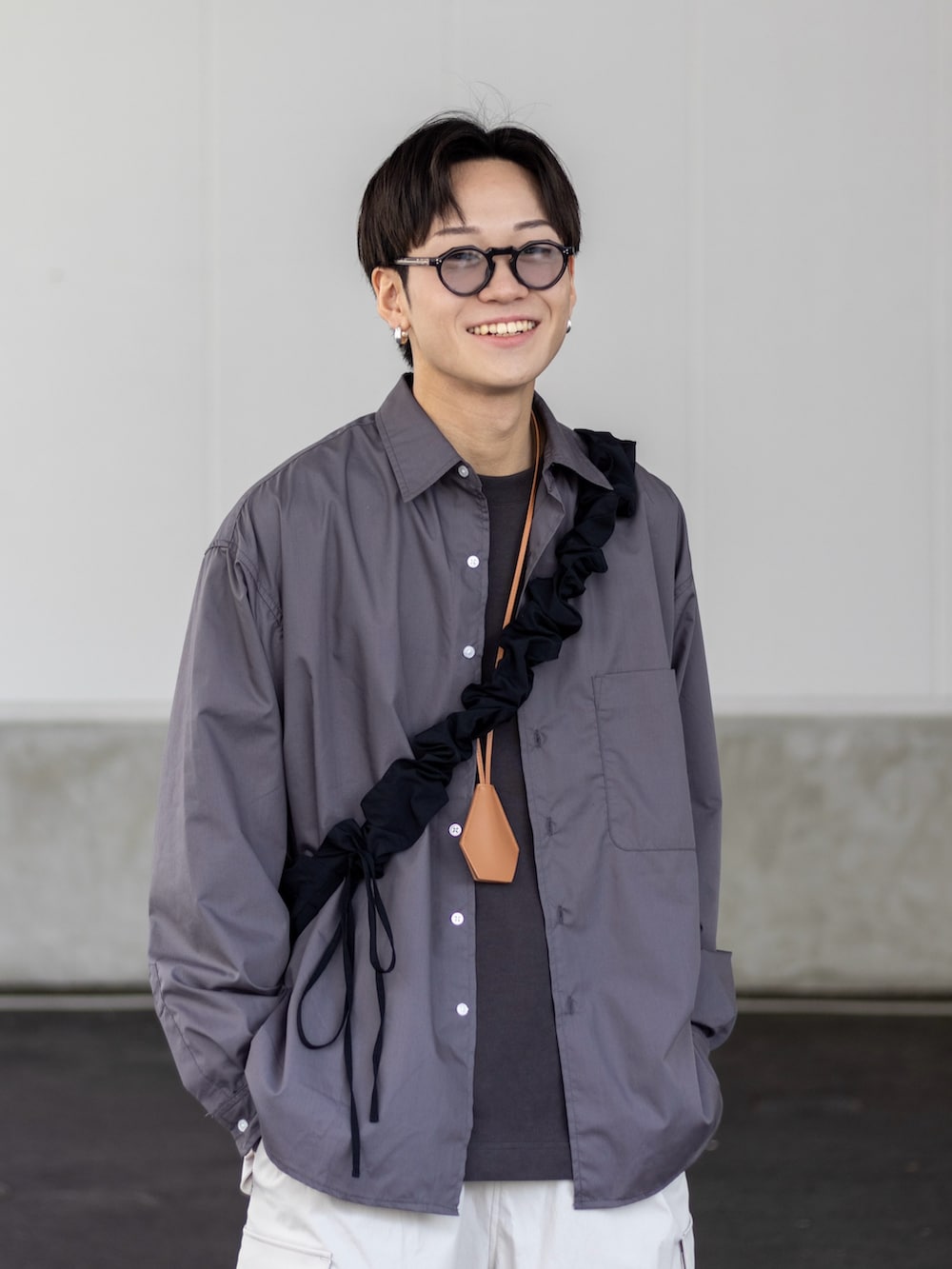 「カーゴパンツ、ロンT、スニーカー、大人カジュアル、春色、メガネ男子、ショルダーバッグ、休日スタイル、スポーツミックス、シャツスタイル、淡色コーデ、韓国ファッション、トラックパンツ、モノトーン、春コーデ」|「WYM LIDNMのUTILITY TECH CARGO(カーゴパンツ、グレー系)」を使った、ともきさん(メンズ・168cm)の春コーディネートの2枚目の写真