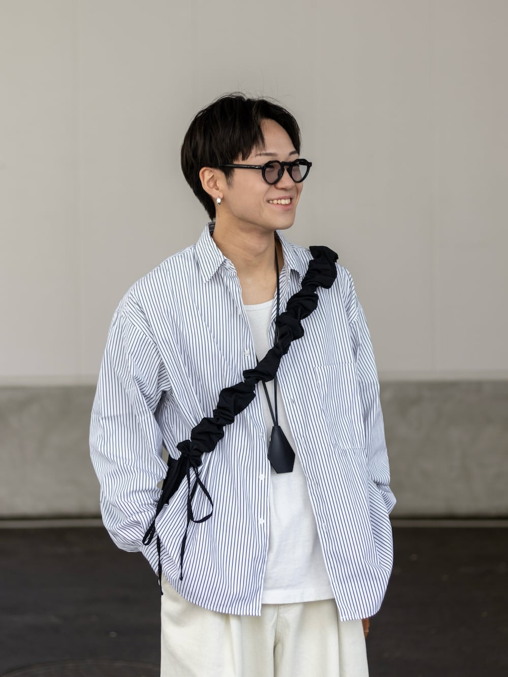 「スニーカー、デニム、プチプラ、淡色コーデ、デートコーデ、メガネ男子、レイヤードスタイル、お出かけコーデ、モノトーン、韓国ファッション、ストライプシャツ、ショルダーバッグ、シャツスタイル、休日スタイル、きれいめカジュアル」|「SINSSのWide balloon denim / ワイドバルーンデニム(デニムパンツ、ホワイト系)」を使った、ともきさん(メンズ・168cm)の春コーディネートの2枚目の写真
