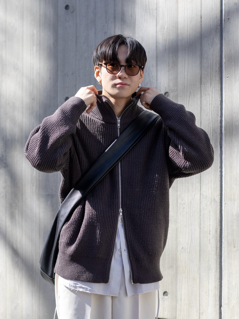「今日のコスメと服、きれいめカジュアル、モノトーン、ショルダーバッグ、春アウター、ニット、メガネ男子、デートコーデ、春コーデ、ローファー、プチプラ、春服みてみて、スラックス、レイヤードスタイル、お出かけコーデ」|「WYM LIDNMのHIGH TWISTED GABA WIDE TUCK SLACKS(スラックス、ホワイト系)」を使った、ともきさん(メンズ・168cm)の春コーディネートの2枚目の写真