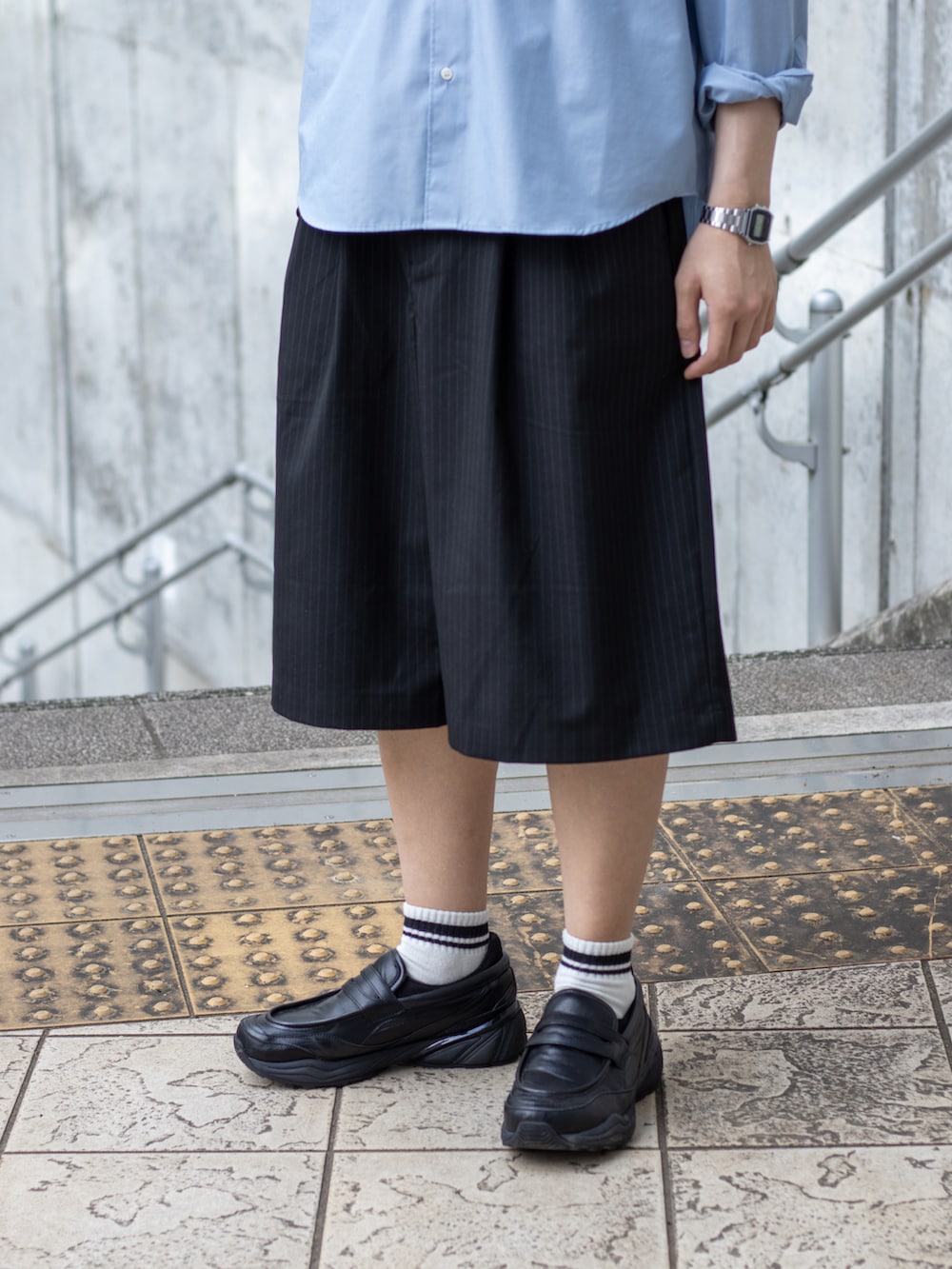 ブルー系のシャツ/ブラウス、ブラック系のその他パンツ、ブラック系のショルダーバッグを着用したメンズの春コーディネートの3枚目の写真