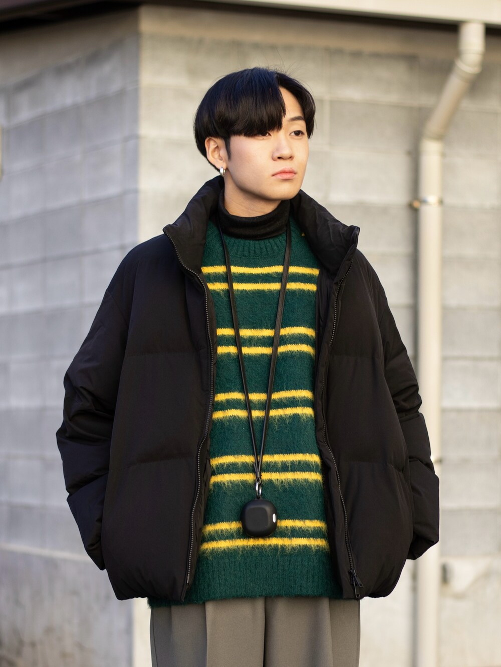 「マイベストコーデ2023、新星WEARISTAにエントリー、WEARyouthコーデ、クリスマスに着たい服、ニット、お出かけコーデ、スラックス、プチプラ、きれいめカジュアル、ワイドパンツ、タートルネック、レザー、ストリート、ダウンジャケット、レイヤードスタイル」｜「ClarksのWallabeeEVO WP / ワラビーエヴォウォータープルーフ (ブラックスエード)（モカシン/デッキシューズ、ブラック系）」を使った、ともきさん（メンズ・168cm）の冬コーディネートの2枚目の写真