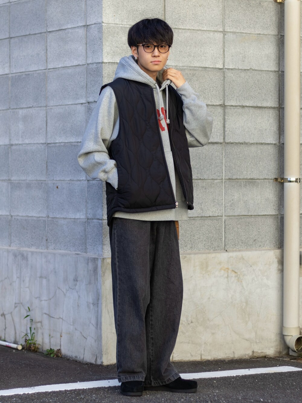 「ファッションを楽しもう、WEARyouthコーデ、パーカー、キルティング、ダウンベスト、プチプラ、レザー、秋冬コーデ、冬コーデ、デニム、モノトーン、カレッジロゴ、ビッグシルエット、ストリート、きれいめカジュアル」|「MONO-MARTのタックワイドスラックスデニムパンツ(デニムパンツ、グレー系)」を使った、ともきさん(メンズ・168cm)の秋コーディネートの2枚目の写真