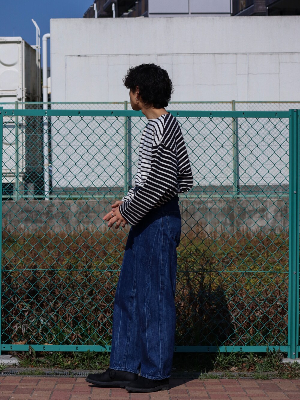 「春服デビュー宣言、休日スタイル、ボーダー、きれいめカジュアル、春アウター、春服みてみて、トートバッグ、デニム、レザー、ジャケット、シンプルコーデ、厚底シューズ、ビッグシルエット、ローファー、春コーデ」｜「LOWRYS FARMのＵＳＡＢＩＧバスクボーダーロングスリーブ　215083（Tシャツ/カットソー、その他）」を使った、ともきさん（メンズ・168cm）の春コーディネートの5枚目の写真