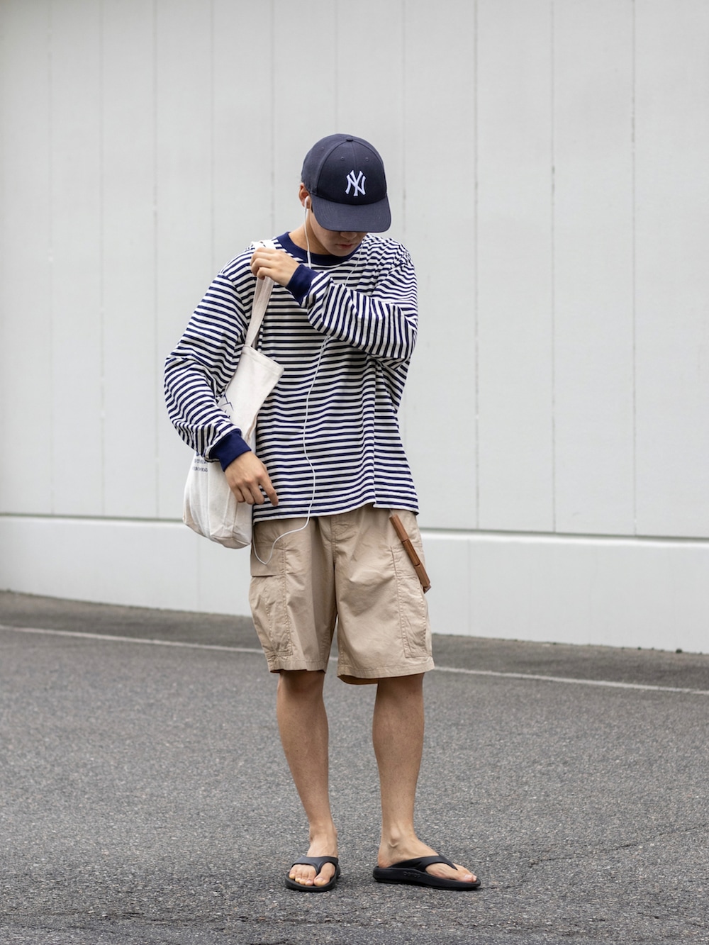「ハーフパンツ、WEARyouthコーデ、秋服準備はじめました、ロンT、休日スタイル、プチプラ、メガネ男子、トートバッグ、カラー×コーデ、ボーダー、カーゴパンツ、きれいめカジュアル、古着MIX、ストリート、キャップ」｜「GUのアイテム（カーゴパンツ、グリーン系）」を使った、ともきさん（メンズ・168cm）の夏コーディネートの4枚目の写真