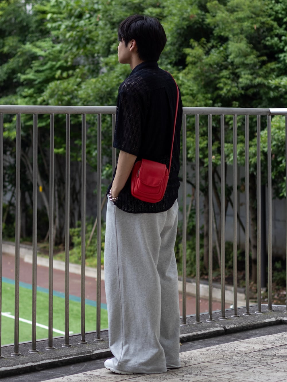 「韓国ファッション、テーマパークコーデ、スウェットパンツ、スニーカー、シアートップス、モノトーン、ショルダーバッグ、きれいめカジュアル、シンプルコーデ、シンプル、お出かけコーデ、休日スタイル、シャツスタイル、モード、厚底シューズ」|「KUUUPYのFull Length Heavy Weight Sweat Pants - フルレングス ヘビーウェイト スウェットパンツ(スウェットパンツ、グレー系)」を使った、ともきさん(メンズ・168cm)の夏コーディネートの5枚目の写真