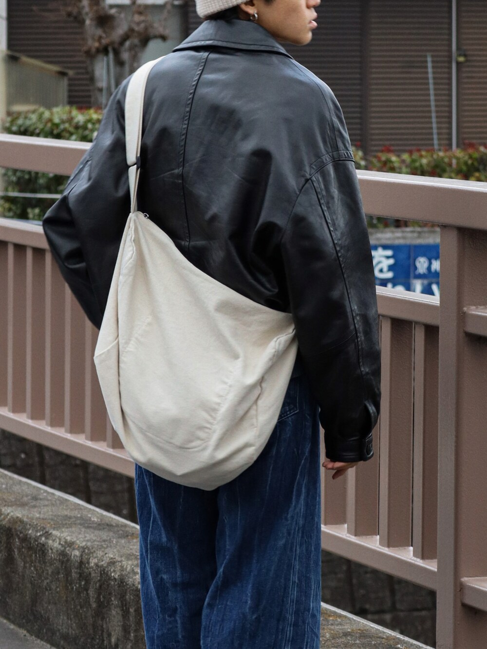「春服デビュー宣言、デニム、きれいめカジュアル、シャツスタイル、レザージャケット、ショルダーバッグ、ビッグシルエット、春アウター、ビーニー、ストリート、アースカラー、春服みてみて、いまどきジャケット写真、休日スタイル、春コーデ」｜「VINTAGEのアイテム（ニットキャップ/ビーニー、ホワイト系）」を使った、ともきさん（メンズ・168cm）の春コーディネートの5枚目の写真