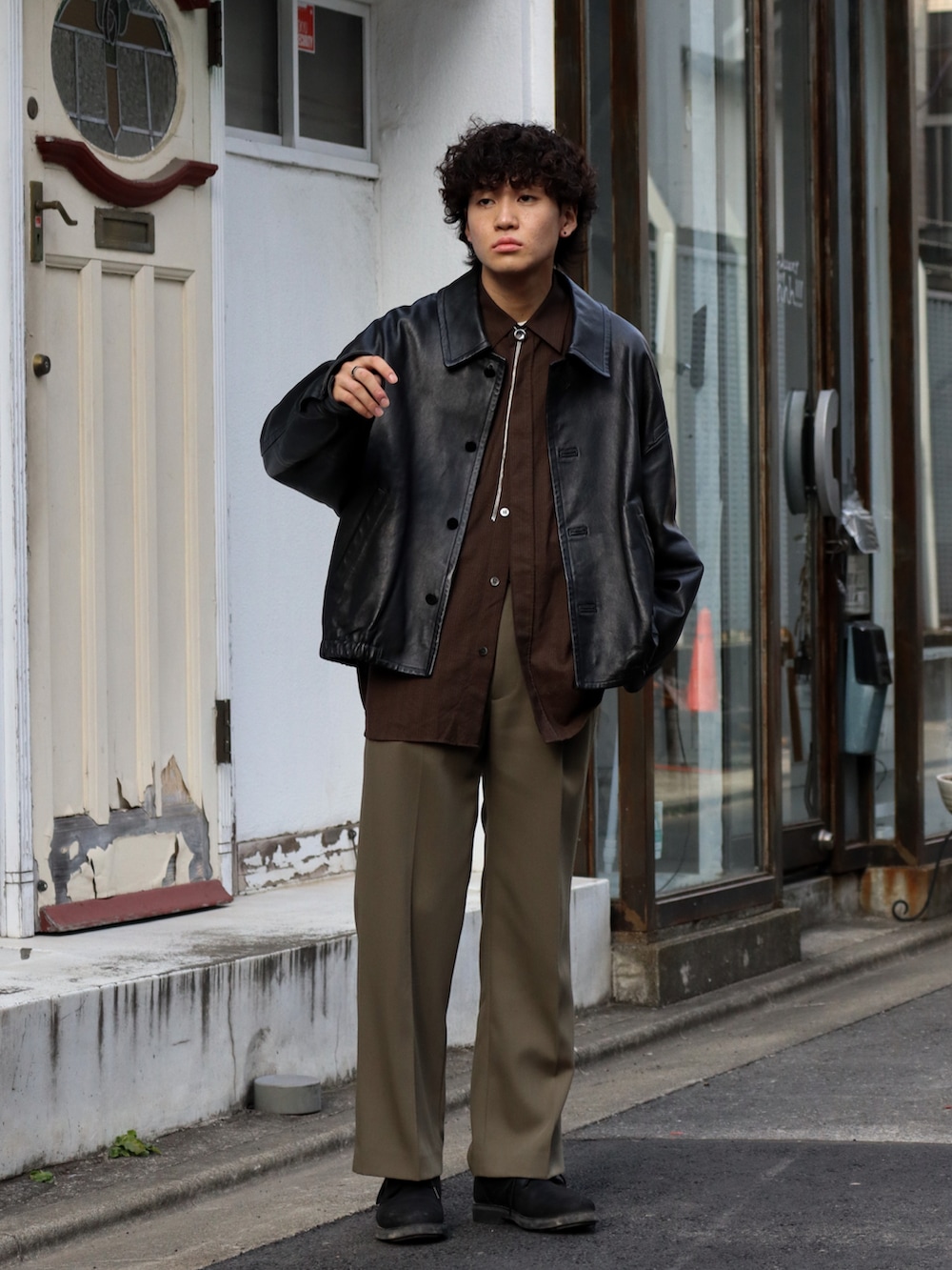 「春服デビュー宣言、春色、レイヤードスタイル、タックイン、スラックス、カーキ、レザー、シャツスタイル、ビッグシルエット、春アウター、アースカラー、ジャケット、レザージャケット、春服みてみて、いまどきジャケット写真」|「LIDNMのWOOL BACKSATIN SLACKS(スラックス、グリーン系)」を使った、ともきさん(メンズ・168cm)の春コーディネートの5枚目の写真