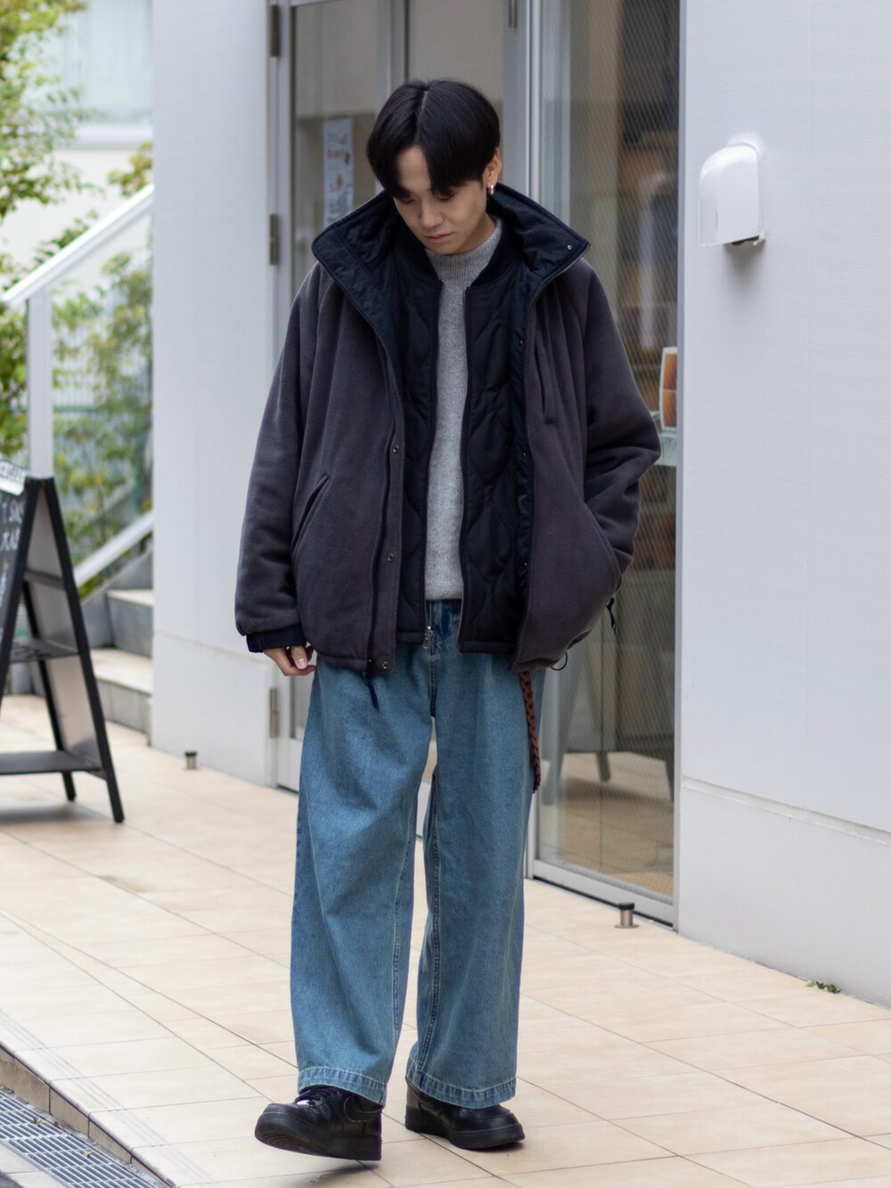 「ファッションを楽しもう、WEARyouthコーデ、スニーカー、きれいめカジュアル、冬コーデ、ストリート、キルティング、韓国ファッション、レイヤードスタイル、デニム、冬アウター、休日スタイル、フリース、シンプルコーデ、クリスマスに着たい服」｜「WETTEMPTの1 TUCK DENIM TROUSERS / ワンタックデニムトラウザー（デニムパンツ、ブルー系）」を使った、ともきさん（メンズ・168cm）の秋コーディネートの4枚目の写真