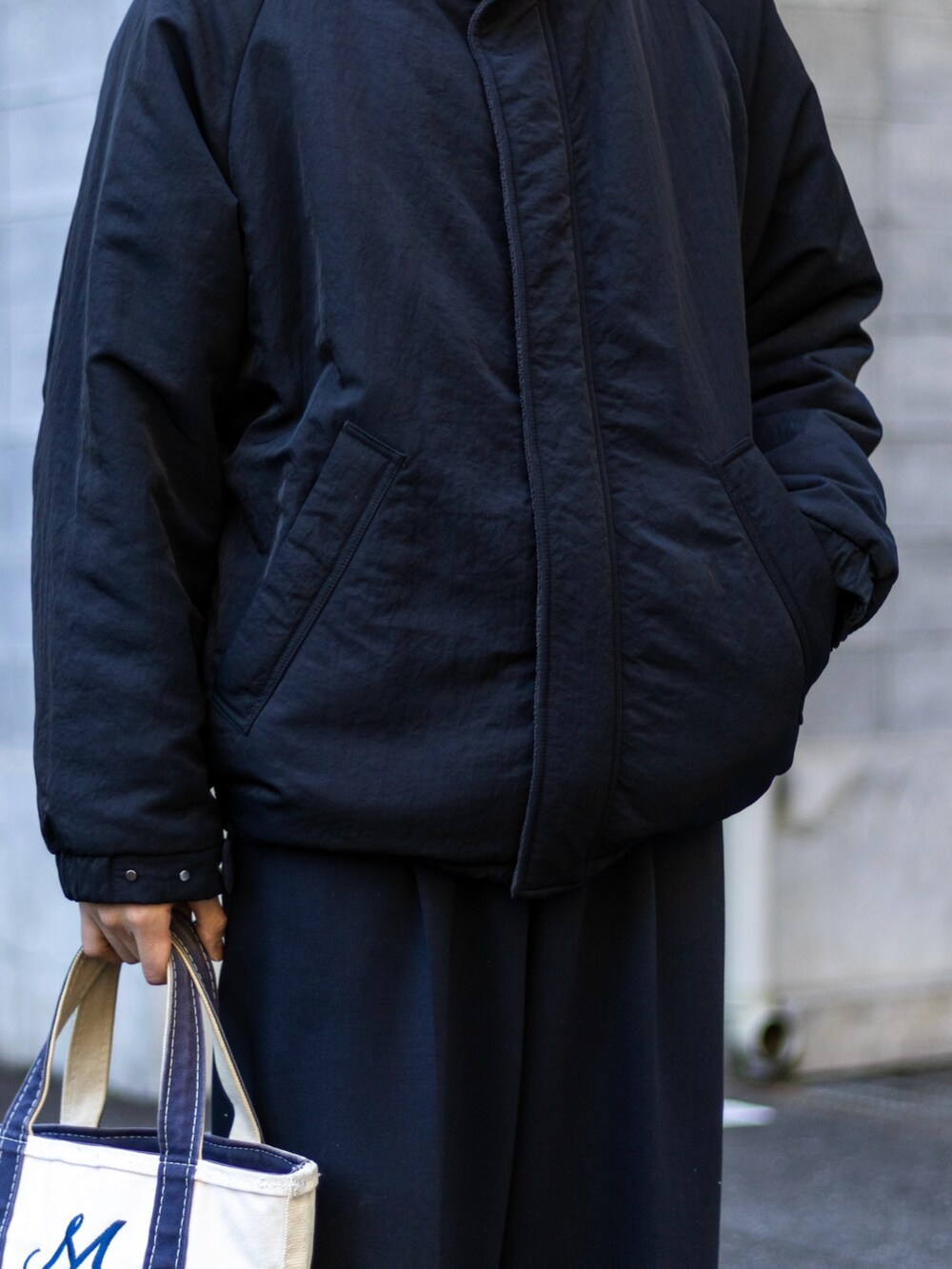 「新星WEARISTAにエントリー、WEARyouthコーデ、今日のコスメと服、マイベストコーデ2023、スニーカー、ニット帽、クリスマスに着たい服、クリスマスコーデ、冬コーデ、お出かけコーデ、プチプラ、きれいめカジュアル、ワイドパンツ、ストリート、スラックス」|「L.L.Beanのボート・アンド・トート・バッグ、オープン・トップ スモール(トートバッグ、ブルー系)」を使った、ともきさん(メンズ・168cm)の冬コーディネートの4枚目の写真