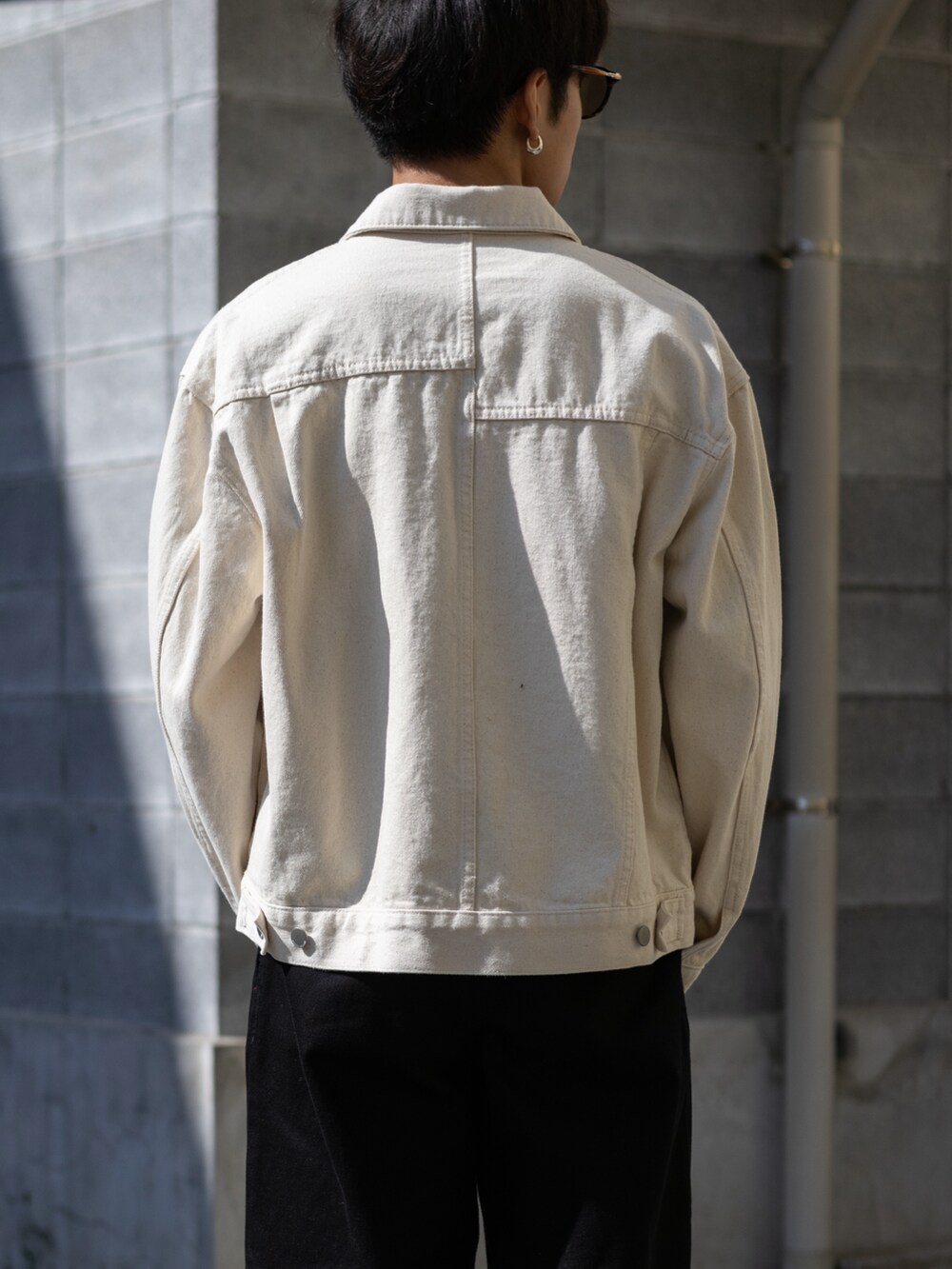 「ファッションを楽しもう、WEARyouthコーデ、今日のコスメと服、デニム、デニムジャケット、ストリート、モノトーン、きれいめカジュアル、トートバッグ、プチプラ、お出かけコーデ、厚底シューズ、スポーツミックス、ディズニーコーデ、秋冬コーデ」|「NIKEのNIKE AIR FORCE 1 '07 / ナイキ エア フォース 1 '07 【SP】(スニーカー、ブラック系)」を使った、ともきさん(メンズ・168cm)の秋コーディネートの3枚目の写真