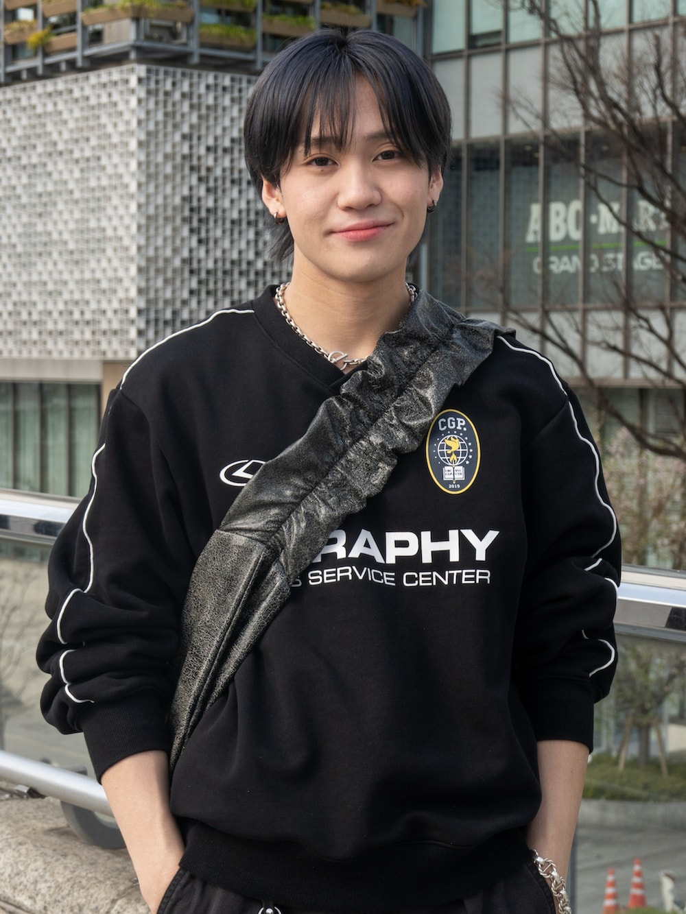 「春めき満開コーデ、最近のいい感じコーデ、ショルダーバッグ、レザー、シンプルコーデ、韓国ファッション、スウェット、スニーカー、デートコーデ、休日スタイル、きれいめカジュアル、お出かけコーデ、春コーデ、大人カジュアル、モノトーン」|「WYM LIDNMのVINTAGE FADED DUCK CURVED CARGO(カーゴパンツ、ブラック系)」を使った、ともきさん(メンズ・168cm)の春コーディネートの2枚目の写真