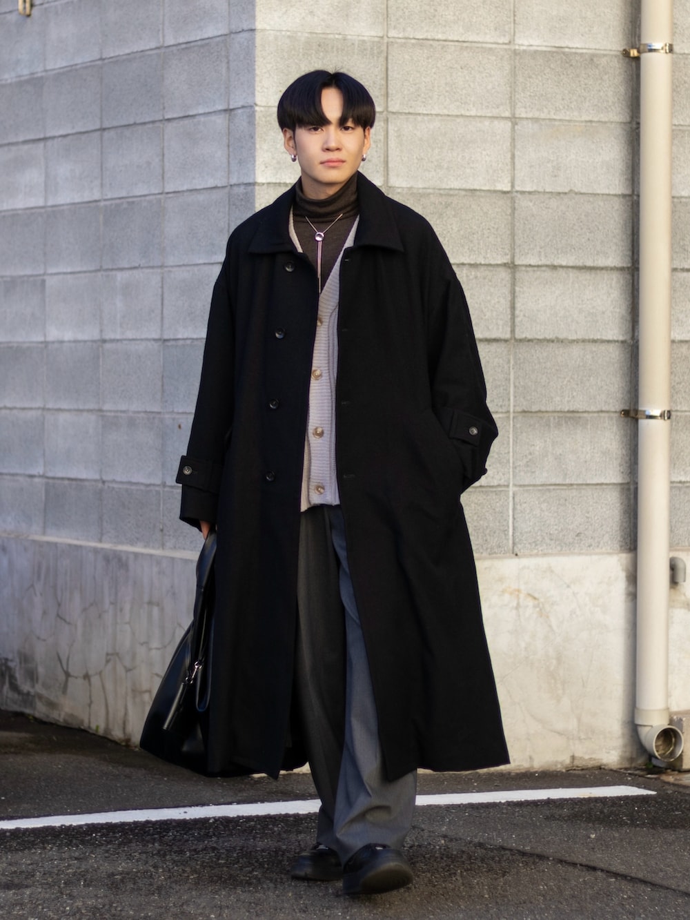 「新星WEARISTAにエントリー、今日のコスメと服、WEARyouthコーデ、スラックス、冬コーデ、レイヤードスタイル、タートルネック、ワイドパンツ、きれいめカジュアル、コート、お出かけコーデ、マイベストコーデ2023、スニーカー、ロングコート、プチプラ」|「UNIQLOのアイテム(スラックス、グレー系)」を使った、ともきさん(メンズ・168cm)の冬コーディネートの3枚目の写真