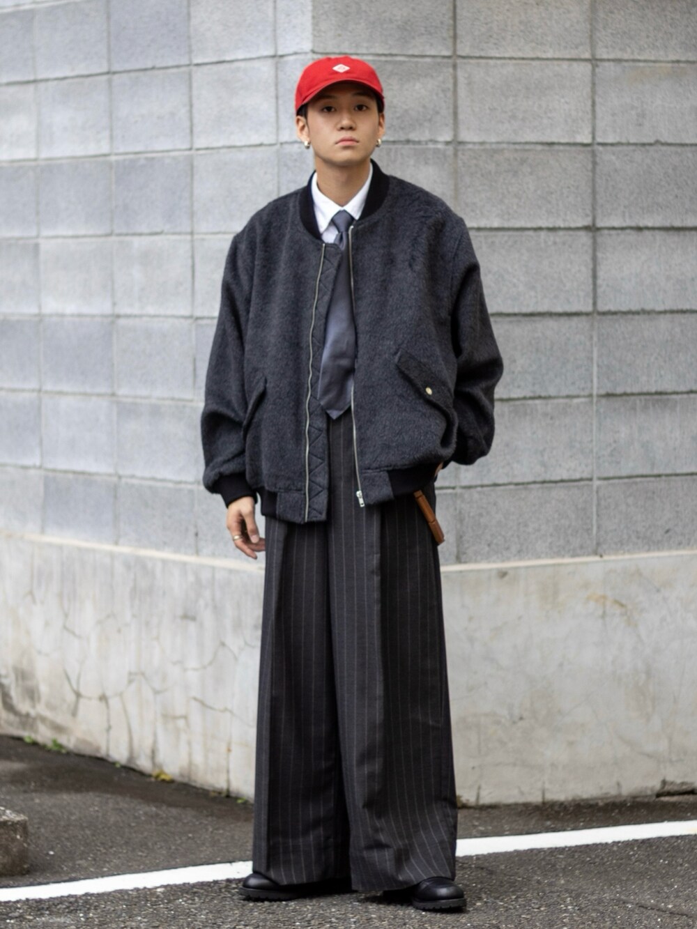 「ファッションを楽しもう、WEARyouthコーデ、ストリート、ローファー、冬コーデ、きれいめカジュアル、スラックス、キャップ、今日のコスメと服、モノトーン、秋冬コーデ、レイヤードスタイル、冬アウター、マイベストコーデ2023、赤」|「REGALのリーガル 22DL ローファー(ビブラム社ガムライトソール搭載)/ビジネスシューズ(ローファー、ブラック系)」を使った、ともきさん(メンズ・168cm)の秋コーディネートの5枚目の写真