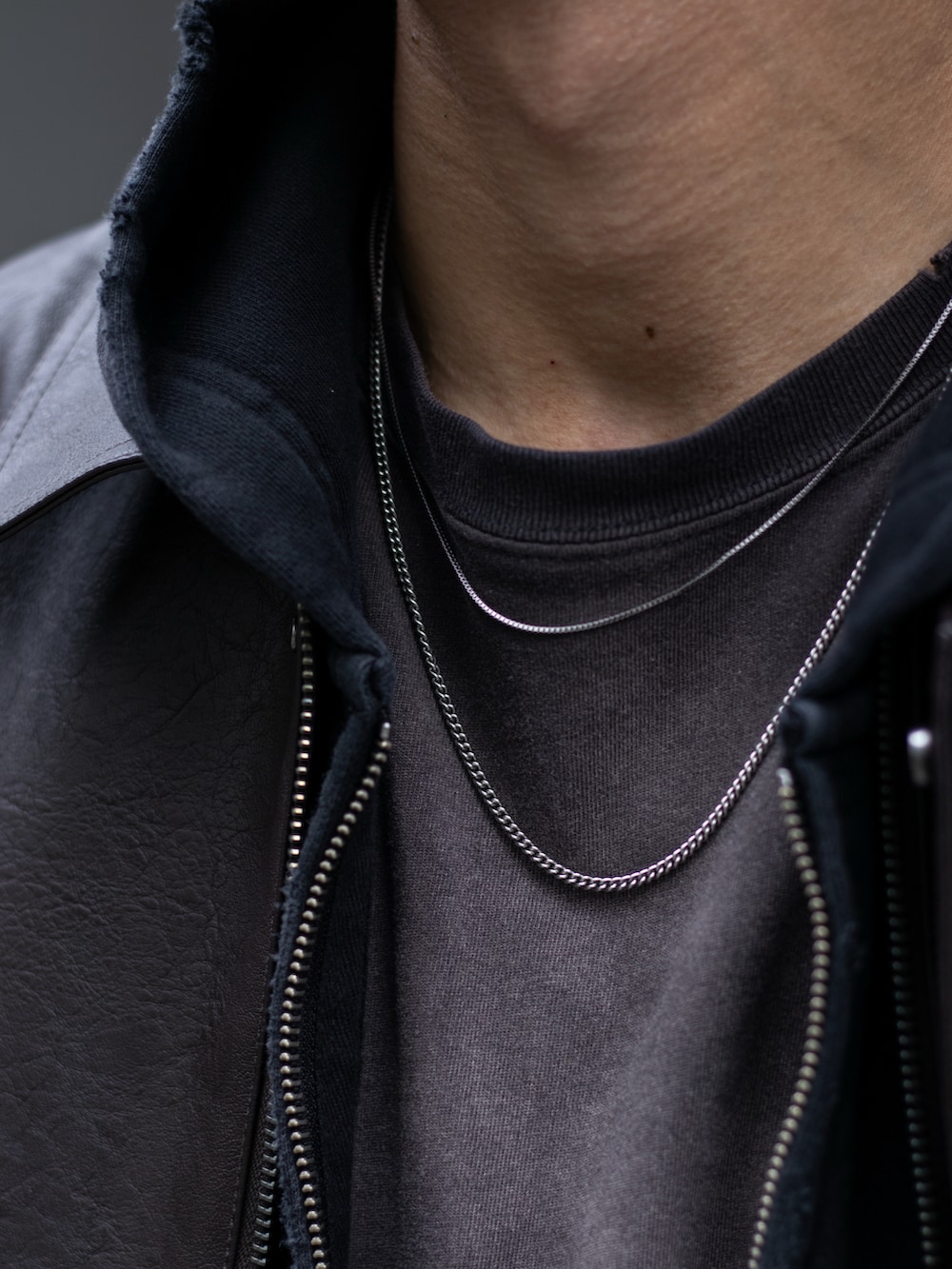 ブラック系のデニムパンツ、ブラック系のドレスシューズ、ブラウン系のブルゾンを着用したメンズの秋コーディネートの3枚目の写真