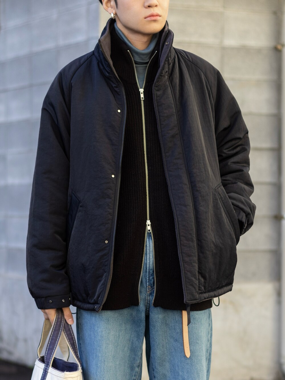 「新星WEARISTAにエントリー、WEARyouthコーデ、タートルネック、ローファー、ワイドパンツ、きれいめカジュアル、プチプラ、デニム、お出かけコーデ、マイベストコーデ2023、クリスマスに着たい服、クリスマスコーデ、休日スタイル、冬アウター、冬コーデ」|「L.L.Beanのボート・アンド・トート・バッグ、オープン・トップ スモール(トートバッグ、ブルー系)」を使った、ともきさん(メンズ・168cm)の冬コーディネートの2枚目の写真