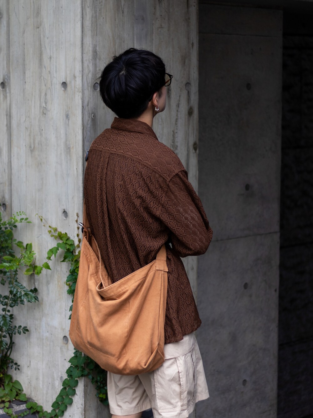 ベージュ系のサンダル、グリーン系のカーゴパンツ、ブラウン系のシャツ/ブラウスを着用したメンズの夏コーディネートの2枚目の写真