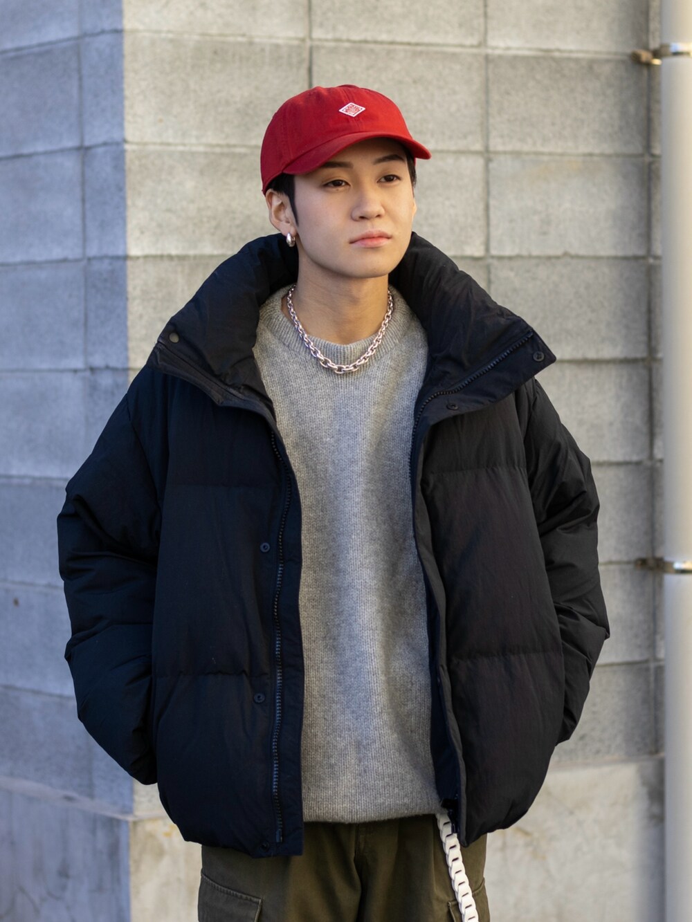 「今日のコスメと服、カーゴパンツ、プチプラ、きれいめカジュアル、ワイドパンツ、スニーカー、ダウンジャケット、ストリート、冬コーデ、ニット、キャップ、休日スタイル、ダウン、お出かけコーデ、デートコーデ」|「EMMA CLOTHESのワイドストレートM-47ミリタリーカーゴパンツ EMMA CLOTHES(カーゴパンツ、グリーン系)」を使った、ともきさん(メンズ・168cm)の冬コーディネートの2枚目の写真