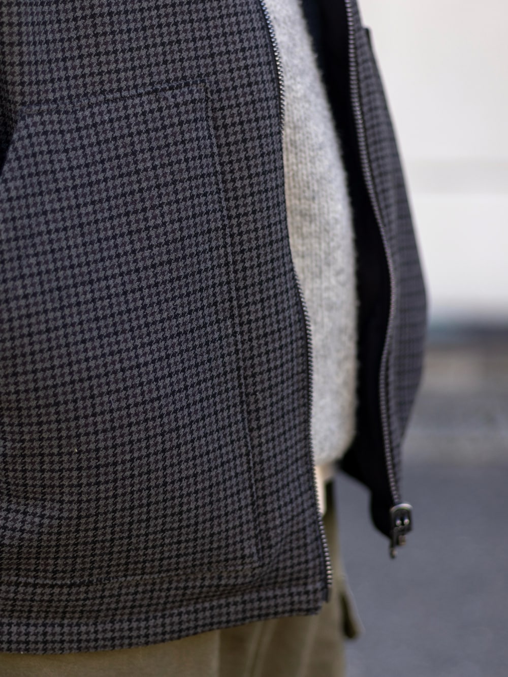 グリーン系のカーゴパンツ、ブラック系のスニーカー、グレー系のニット/セーターを着用したメンズの冬コーディネートの4枚目の写真