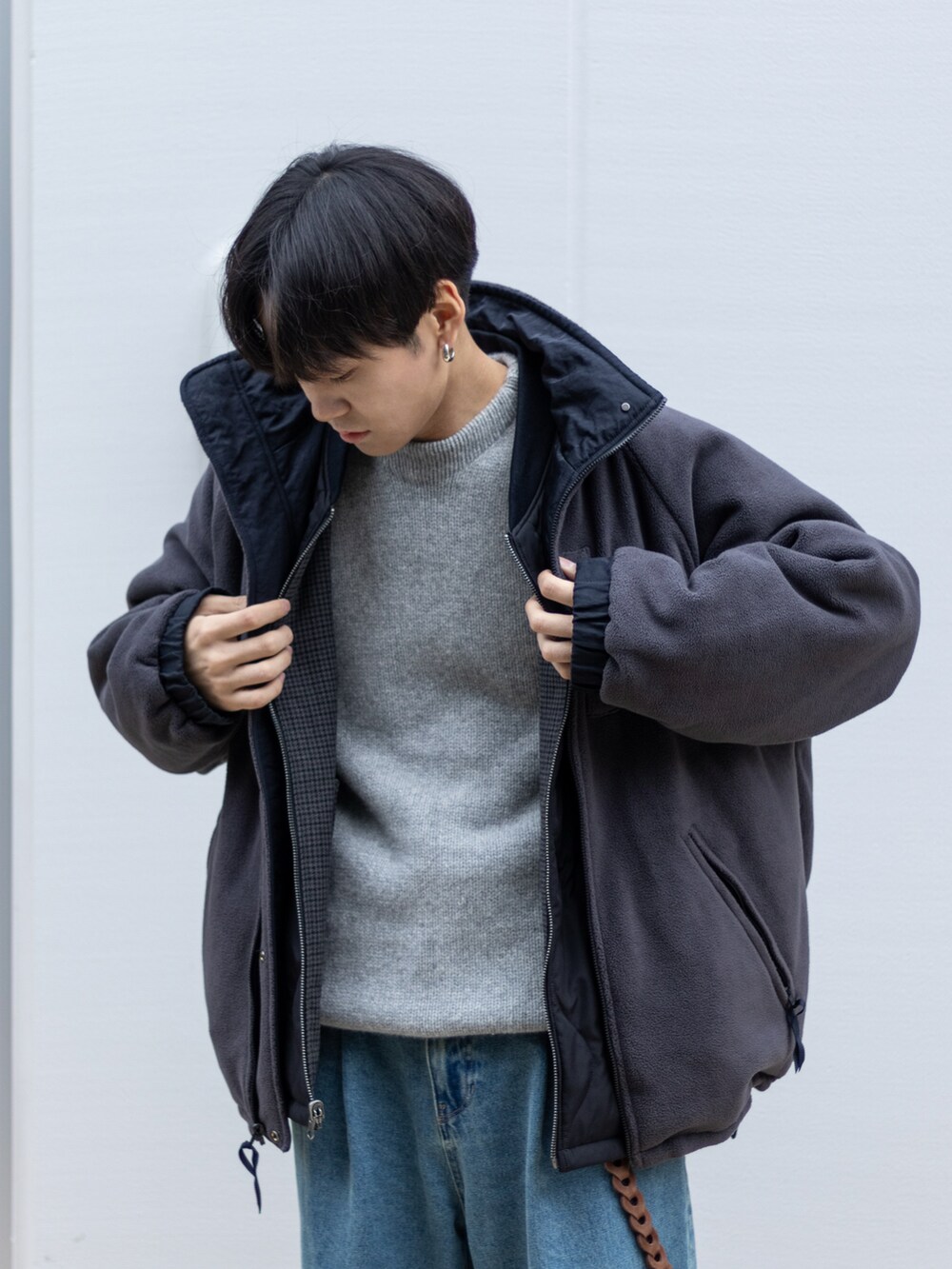 「ファッションを楽しもう、WEARyouthコーデ、スニーカー、きれいめカジュアル、冬コーデ、ストリート、キルティング、韓国ファッション、レイヤードスタイル、デニム、冬アウター、休日スタイル、フリース、シンプルコーデ、クリスマスに着たい服」｜「WETTEMPTの1 TUCK DENIM TROUSERS / ワンタックデニムトラウザー（デニムパンツ、ブルー系）」を使った、ともきさん（メンズ・168cm）の秋コーディネートの2枚目の写真