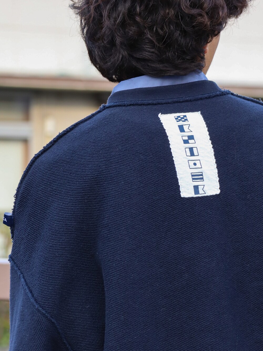 「春服デビュー宣言、ロゴスウェット、春服みてみて、チノパン、レイヤードスタイル、ビッグシルエット、ストリート、ワイドパンツ、スウェット、スニーカー、厚底シューズ、きれいめカジュアル、ストリートMIX、トラッド、アメカジ」｜「WYM LIDNMのHARD GABA LOOSE FIT TROUSERS（その他パンツ、ベージュ系）」を使った、ともきさん（メンズ・168cm）の春コーディネートの3枚目の写真