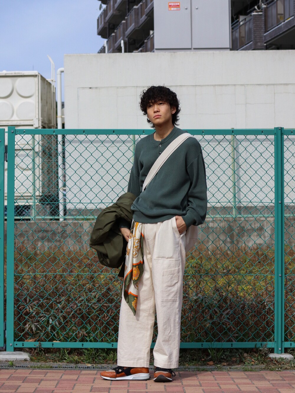 「春服デビュー宣言、春服みてみて、ミリタリー、モッズコート、ニューバランス、スカーフ、アースカラー、きれいめカジュアル、ビッグシルエット、ショルダーバッグ、春アウター、ストリート、ニット、ロングコート、ホワイトパンツ」｜「LIDNMのWOOL LINEN UTILITY SLACKS（スラックス、ベージュ系）」を使った、ともきさん（メンズ・168cm）の春コーディネートの3枚目の写真