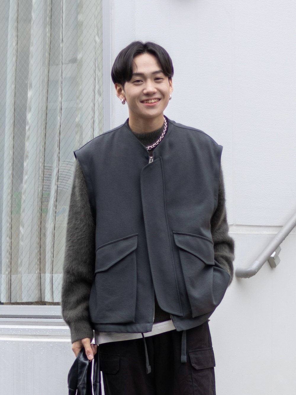 「今日のコスメと服、春コーデ、きれいめカジュアル、トートバッグ、春アウター、カーゴパンツ、ニット、レイヤードスタイル、モノトーン、シンプルコーデ、ベスト、レザー、春色、休日スタイル、デートコーデ」｜「mily biletの使いやすくてお洒落。2wayICカードケース付きヴィーガンレザートートバッグ（トートバッグ、ブラック系）」を使った、ともきさん（メンズ・168cm）の冬コーディネートの2枚目の写真