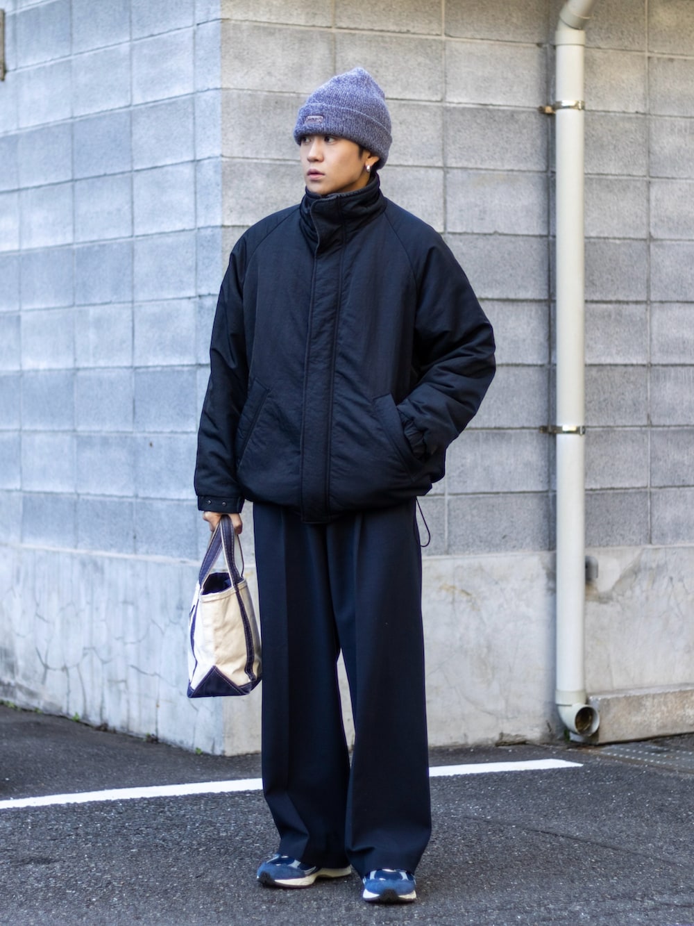 「新星WEARISTAにエントリー、WEARyouthコーデ、今日のコスメと服、マイベストコーデ2023、スニーカー、ニット帽、クリスマスに着たい服、クリスマスコーデ、冬コーデ、お出かけコーデ、プチプラ、きれいめカジュアル、ワイドパンツ、ストリート、スラックス」|「L.L.Beanのボート・アンド・トート・バッグ、オープン・トップ スモール(トートバッグ、ブルー系)」を使った、ともきさん(メンズ・168cm)の冬コーディネートの3枚目の写真