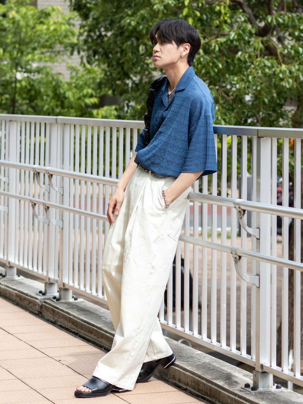 「夏コーデ、シャツスタイル、デニム、サンダル、グルカサンダル、きれいめカジュアル、白パンツ、プチプラ、ショルダーバッグ、シンプルコーデ、デートコーデ、シアートップス、シアーシャツ、韓国ファッション、低身長コーデ」｜「SINSSのWide balloon denim / ワイドバルーンデニム（デニムパンツ、ホワイト系）」を使った、ともきさん（メンズ・168cm）の夏コーディネートの5枚目の写真