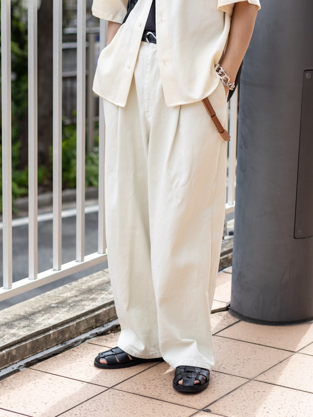 「シャツ好き集まれ、韓国ファッション、サンダル、夏コーデ、グルカサンダル、デニム、プチプラ、デートコーデ、リネン、シャツスタイル、きれいめカジュアル、低身長コーデ、白パンツ、淡色コーデ、モノトーン」|「SINSSのWide balloon denim / ワイドバルーンデニム(デニムパンツ、ホワイト系)」を使った、ともきさん(メンズ・168cm)の夏コーディネートの4枚目の写真