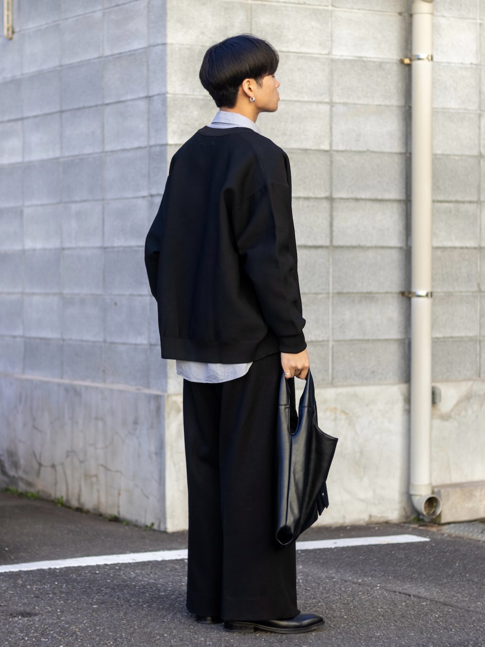 「今日のコスメと服、デートコーデ、ニット、春アウター、カーディガン、春色、休日スタイル、きれいめカジュアル、ブーツ、スラックス、レイヤードスタイル、シンプルコーデ、淡色コーデ、トートバッグ、春コーデ」｜「EMMA CLOTHESのガーターニット ノーカラージップカーディガン EMMA CLOTHES 2024SS（カーディガン/ボレロ、ブラック系）」を使った、ともきさん（メンズ・168cm）の冬コーディネートの3枚目の写真