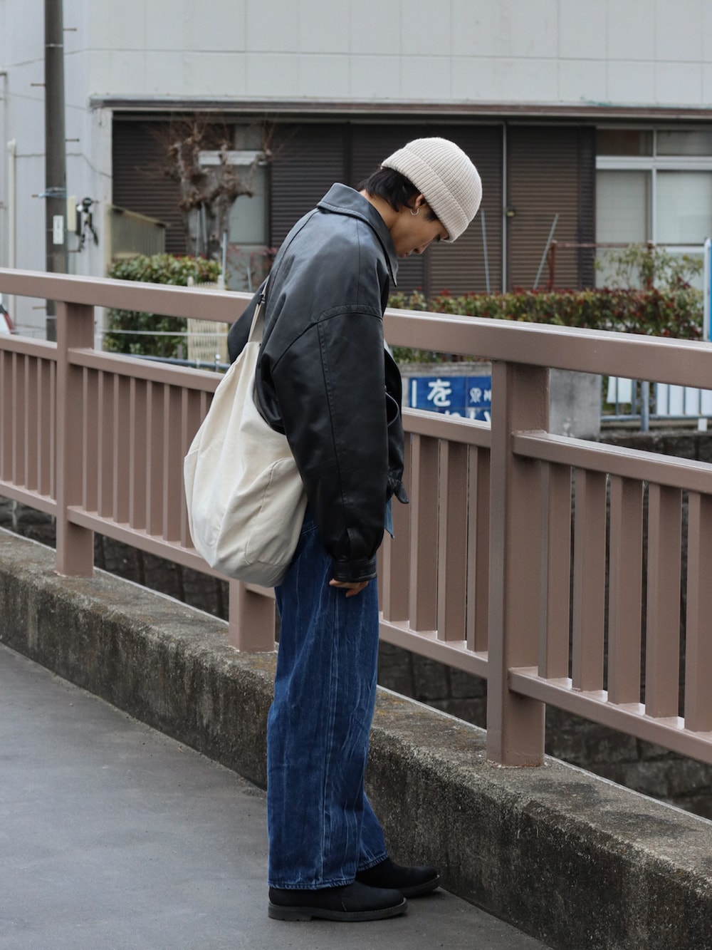 「春服デビュー宣言、デニム、きれいめカジュアル、シャツスタイル、レザージャケット、ショルダーバッグ、ビッグシルエット、春アウター、ビーニー、ストリート、アースカラー、春服みてみて、いまどきジャケット写真、休日スタイル、春コーデ」｜「VINTAGEのアイテム（ニットキャップ/ビーニー、ホワイト系）」を使った、ともきさん（メンズ・168cm）の春コーディネートの2枚目の写真