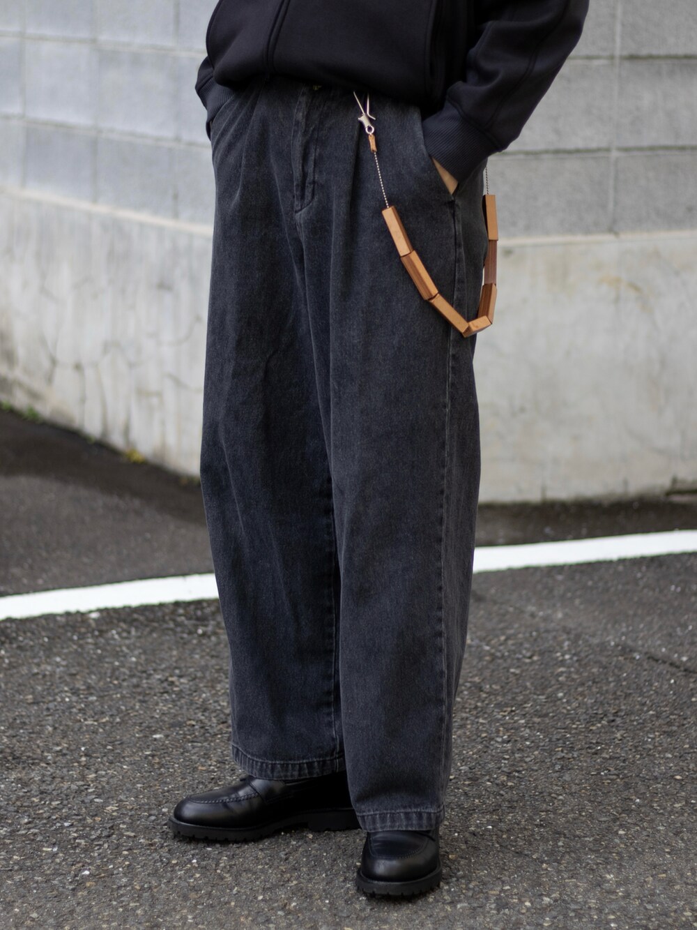「ファッションを楽しもう、WEARyouthコーデ、秋冬コーデ、トラックジャケット、レイヤードスタイル、デニム、ローファー、スポーツミックス、お出かけコーデ、プチプラ、古着MIX、冬コーデ、ストリート、厚底シューズ、今日のコスメと服」｜「MONO-MARTのタックワイドスラックスデニムパンツ（デニムパンツ、グレー系）」を使った、ともきさん（メンズ・168cm）の秋コーディネートの3枚目の写真