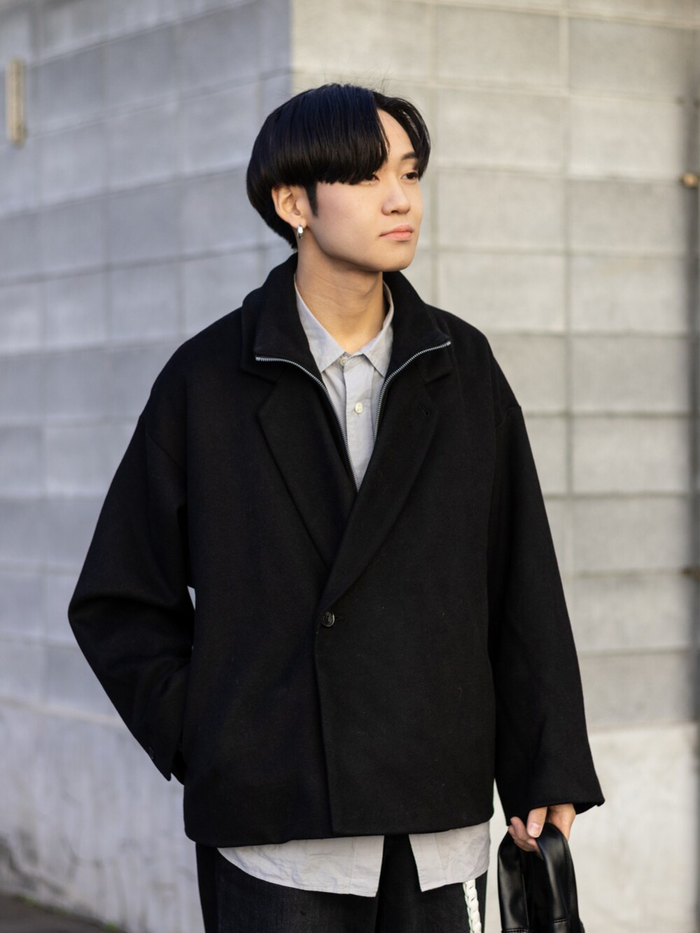 「今日のコスメと服、デニム、トートバッグ、冬コーデ、レイヤードスタイル、レザー、ワイドパンツ、きれいめカジュアル、テーラードジャケット、冬アウター、韓国ファッション、シンプルコーデ、WEARyouthコーデ、ユニクロ、低身長」｜「UNIQLOのアイテム（デニムパンツ、ブラック系）」を使った、ともきさん（メンズ・168cm）の冬コーディネートの2枚目の写真