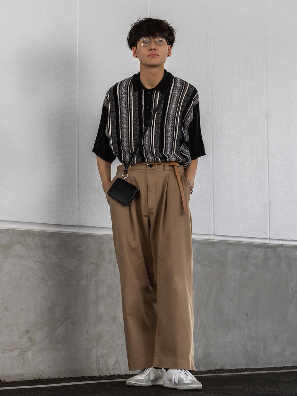「初夏コーデ、WEARyouthコーデ、メガネ男子、休日スタイル、プチプラ、白スニーカー、ポロシャツ、ミニバッグ、ストライプシャツ、ショルダーバッグ、ビッグシルエット、半袖シャツ、韓国ファッション、夏コーデ、きれいめカジュアル」|「MONO-MARTのレトロジャガードストライプ ルーズニットポロシャツ(ポロシャツ、ブラック系)」を使った、ともきさん(メンズ・168cm)の夏コーディネートの2枚目の写真