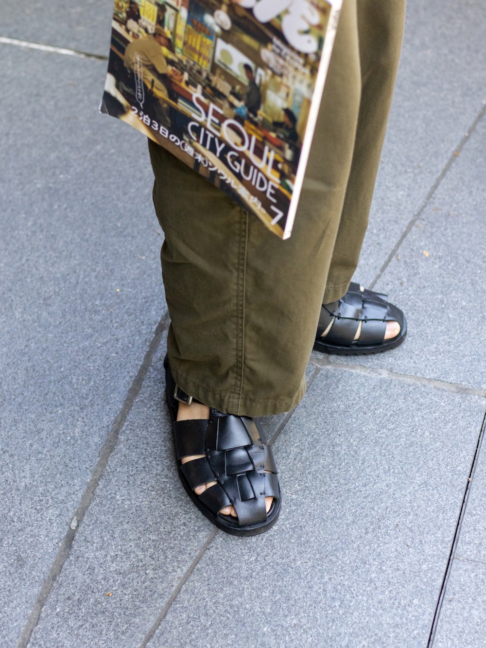 ブラック系のベスト、グリーン系のその他パンツ、ブラック系のサンダルを着用したメンズの夏コーディネートの4枚目の写真