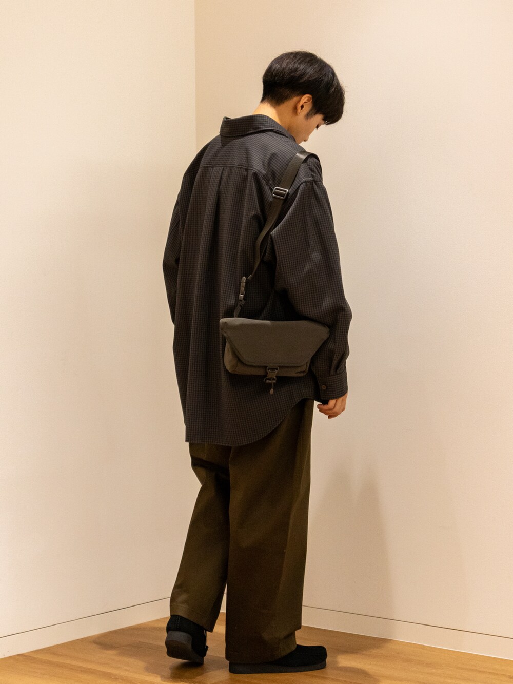 「重ね着ベストシーズン、チェック、お出かけコーデ、厚底シューズ、レイヤードスタイル、ビッグシルエット、きれいめカジュアル、ニット、シャツスタイル、休日スタイル、ワイドパンツ、チノパン、ハロウィン、プチプラ、シンプルコーデ」｜「ClarksのWallabeeEVO WP / ワラビーエヴォウォータープルーフ (ブラックスエード)（モカシン/デッキシューズ、ブラック系）」を使った、ともきさん（メンズ・168cm）の秋コーディネートの3枚目の写真