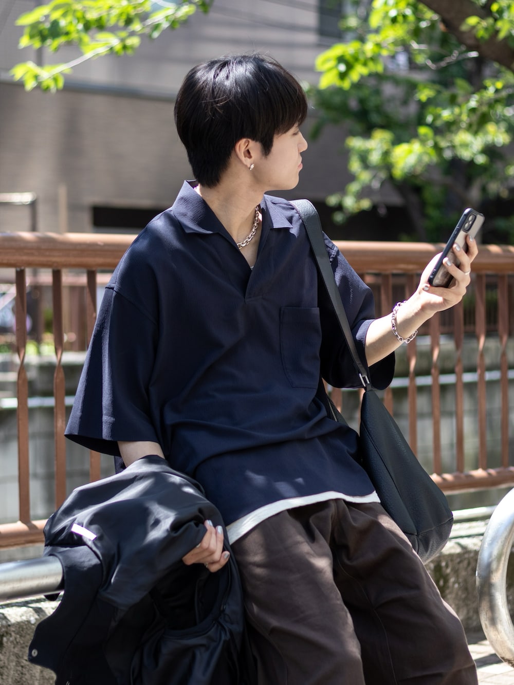 「プチプラ、シャツ好き集まれ、シャツスタイル、スニーカー、きれいめカジュアル、夏コーデ、シンプルコーデ、ショルダーバッグ、アースカラー、デートコーデ、ネイビー、ブラウン、韓国ファッション、カーゴパンツ、ポロシャツ」|「WYM LIDNMのHEAVY GABA LOOSE FATIGUE PANTS(その他パンツ、ブラウン系)」を使った、ともきさん(メンズ・168cm)の夏コーディネートの2枚目の写真